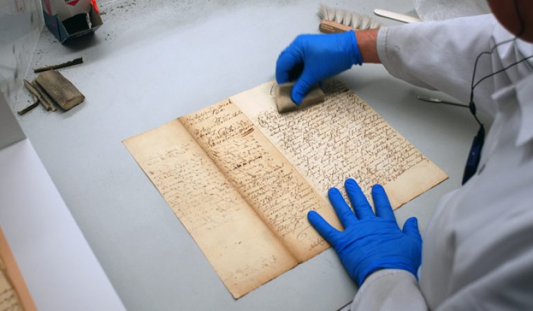 Im RDZ reinigen Mitarbeiter die fast zerstörten Dokumente aus dem eingestürzten Stadtarchiv. (Foto: Stadt Köln/Historisches Archiv)