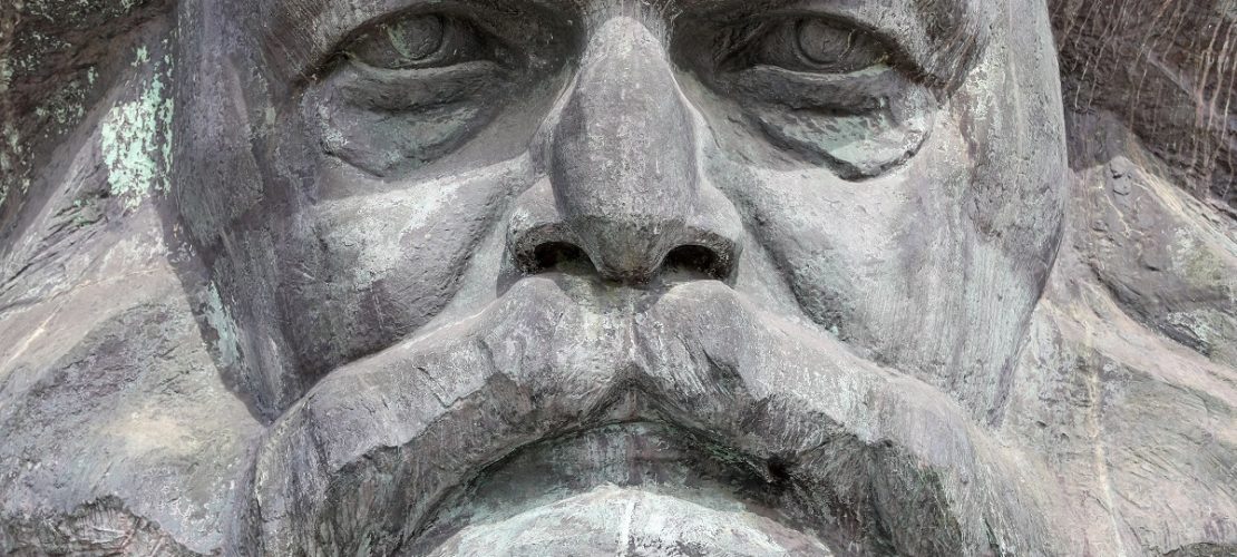 Das Marx-Monument ist mit 7,10 Meter Höhe und etwa 40 Tonnen Gewicht die zweitgrößte Porträtbüste der Welt. Sie steht in Chemnitz. Die Stadt hieß 37 Jahre lang Karl-Marx-Stadt. (Foto: dpa)