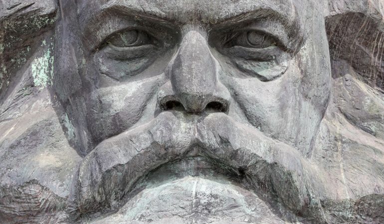 Das Marx-Monument ist mit 7,10 Meter Höhe und etwa 40 Tonnen Gewicht die zweitgrößte Porträtbüste der Welt. Sie steht in Chemnitz. Die Stadt hieß 37 Jahre lang Karl-Marx-Stadt. (Foto: dpa)