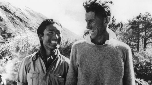 Der neuseeländische Bergsteiger Edmund Hillary (r) mit dem Sherpa Tenzing Norgay, der ihn bei der Erstbesteigung des Mount Everest 1953 begleitete
