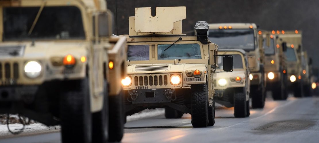 ARCHIV - 11.01.2017. Brandenburg, Brück: US-Militärfahrzeuge fahren auf der Straße eines Truppenübungsplatzes. (Foto: dpa)
