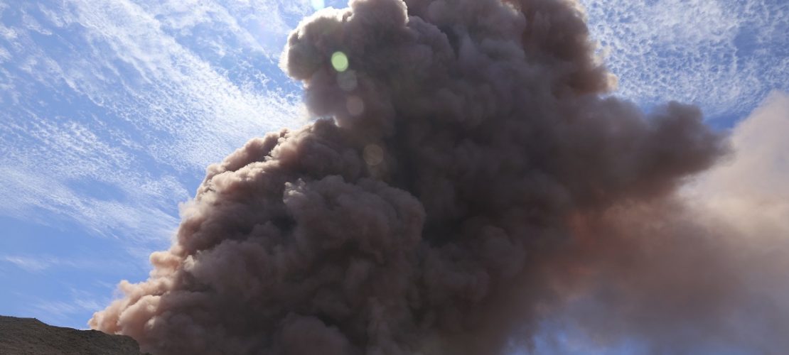 Die vom U.S. Geological Survey zur Verfügung gestellte Aufnahme zeigt Rauch, der aus dem Puu Oo Schlot auf dem Vulkan Kilauea auf Big Island aufsteigt nach einem Erdbeben der Stärke 5. Der Vulkan Kileauea ist einer der aktivsten Vulkane der Welt! (Foto: U.S. Geolgogical Survey Via Ap/U.S. Geolgogical Survey via AP/dpa)