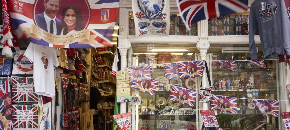 Souvenirartikel, die Prinz Harry und Meghan Markle zeigen, werden in einem Geschäft zum Verkauf angeboten. (Foto: dpa)