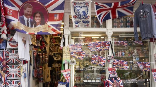 Souvenirartikel, die Prinz Harry und Meghan Markle zeigen, werden in einem Geschäft zum Verkauf angeboten. (Foto: dpa)