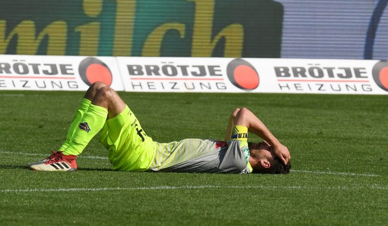 28.04.2018, Baden-Württemberg, Freiburg: Fußball: Bundesliga, SC Freiburg - 1. FC Köln, 32. Spieltag im Schwarzwald-Stadion. Jonas Hector von Köln liegt nach der 2:3-Niederlage enttäuscht auf dem Rasen. Köln steigt in die zweite Liga ab. Foto: Patrick Seeger/dpa - WICHTIGER HINWEIS: Aufgrund der Akkreditierungsbestimmungen der DFL ist die Publikation und Weiterverwertung im Internet und in Online-Medien während des Spiels auf insgesamt fünfzehn Bilder pro Spiel begrenzt. +++ dpa-Bildfunk +++