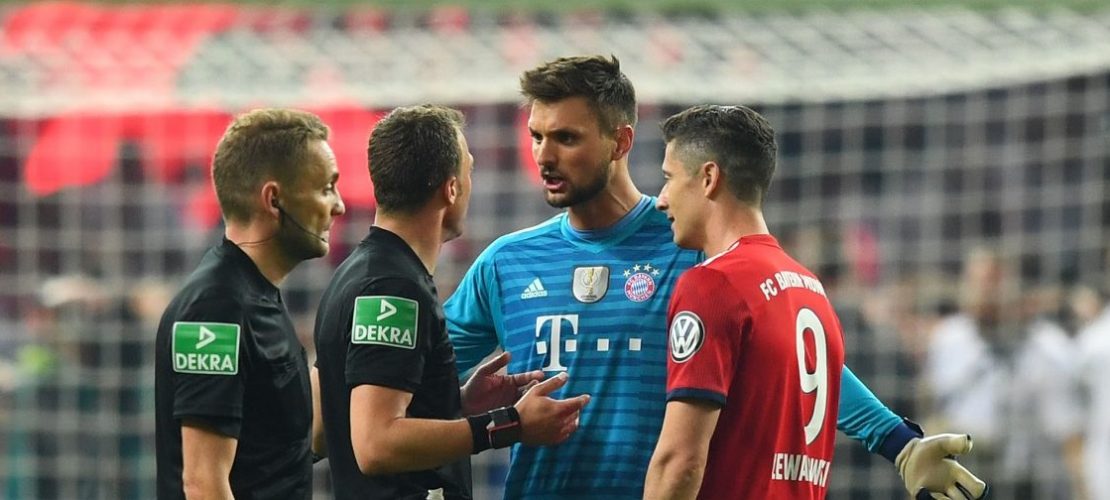 DFB-Pokal, Finale, FC Bayern München - Eintracht Frankfurt, im Olympiastadion. Torwart Sven Ulreich (2.v.r.) und Robert Lewandowski (r) diskutieren mit Schiedsrichter Felix Zwayer (2.v.l.).