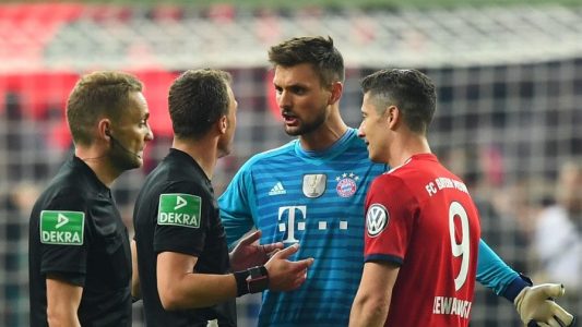 DFB-Pokal, Finale, FC Bayern München - Eintracht Frankfurt, im Olympiastadion. Torwart Sven Ulreich (2.v.r.) und Robert Lewandowski (r) diskutieren mit Schiedsrichter Felix Zwayer (2.v.l.).
