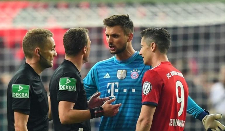 DFB-Pokal, Finale, FC Bayern München - Eintracht Frankfurt, im Olympiastadion. Torwart Sven Ulreich (2.v.r.) und Robert Lewandowski (r) diskutieren mit Schiedsrichter Felix Zwayer (2.v.l.).