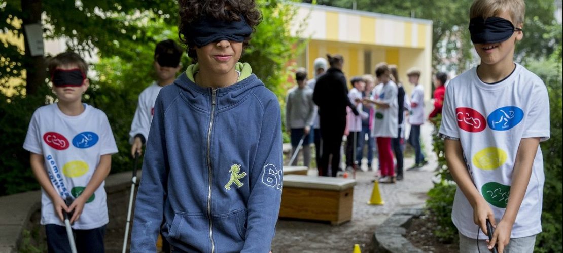 An der Grundschule Pfälzer Straße lernen Kinder, wie sich ein Leben mit einer Behinderung anfühlt. (Foto: Michael Bause)