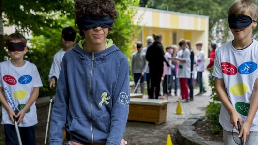 An der Grundschule Pfälzer Straße lernen Kinder, wie sich ein Leben mit einer Behinderung anfühlt. (Foto: Michael Bause)