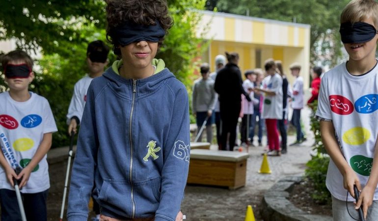 An der Grundschule Pfälzer Straße lernen Kinder, wie sich ein Leben mit einer Behinderung anfühlt. (Foto: Michael Bause)