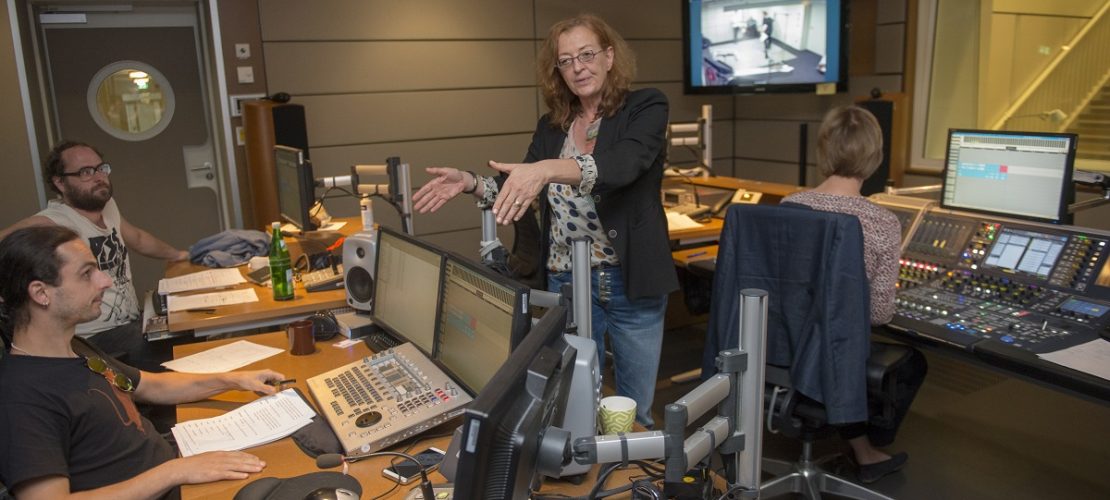 Regisseurin Petra Feldhoff ist die Chefin bei der Hörspiel-Produktion. Sie macht erst weiter, wenn die Szene wirklich gut war. (Foto: Uwe Weiser)