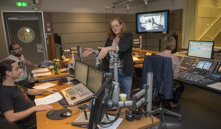 Regisseurin Petra Feldhoff ist die Chefin bei der Hörspiel-Produktion. Sie macht erst weiter, wenn die Szene wirklich gut war. (Foto: Uwe Weiser)