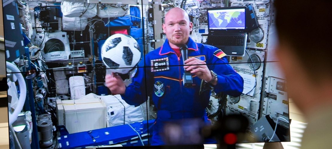 Alexander Gerst will im Weltall auch die WM verfolgen, erzählt er auf seiner 1. Pressekonferenz von der ISS. (Foto: dpa)