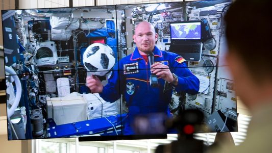 Alexander Gerst will im Weltall auch die WM verfolgen, erzählt er auf seiner 1. Pressekonferenz von der ISS. (Foto: dpa)