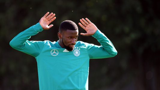 Antonio Rüdiger beim Training. (Foto: Ina Fassbender/dpa)