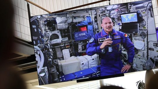 So konnten die Schüler Alexander Gerst auch auf der Leinwand im Klassenzimmer sehen. (Foto: dpa)