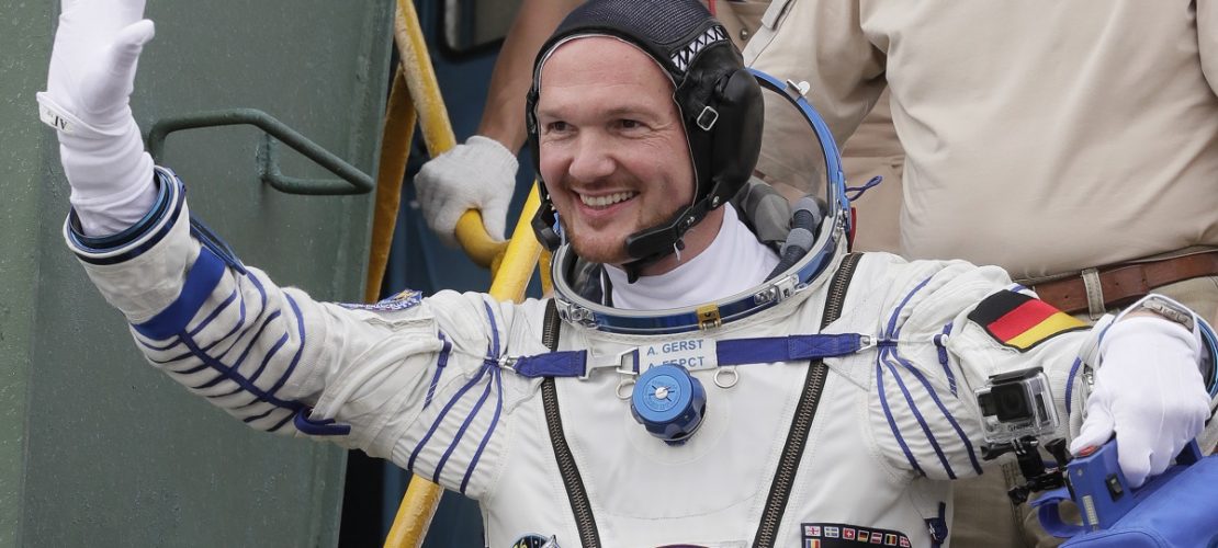 Der Astronaut Alexander Gerst winkt zum Abschied. (Foto: Dmitri Lovetsky/AP)