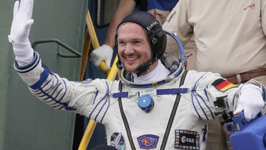 Der Astronaut Alexander Gerst winkt zum Abschied. (Foto: Dmitri Lovetsky/AP)