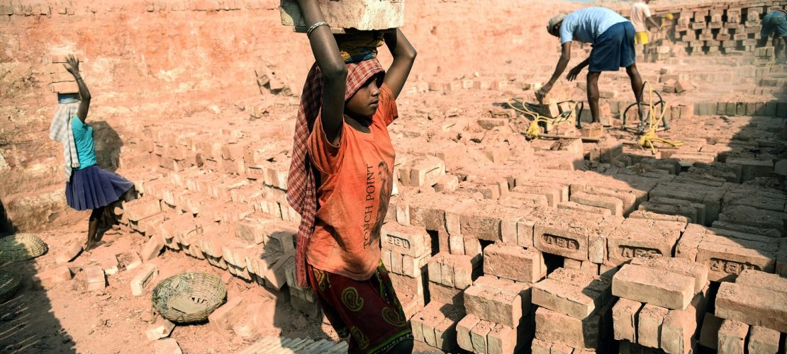 Indien, Kalkutta: Kinder arbeiten in einer Ziegelsteinfabrik. In der Fabrik arbeiten tausende ungelernte Arbeiter und Kinder aus ganz Indien und Bangladesch, um sich ihren Lebensunterhalt zu verdienen. (Foto: dpa)