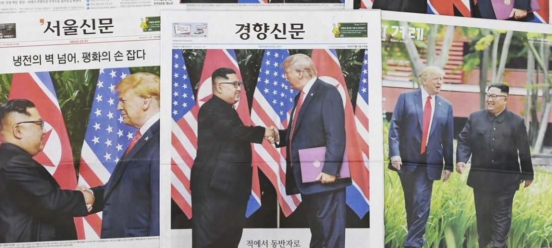Südkoreanische Zeitungen berichten über das Gipfeltreffen von US-Präsident Trump und Nordkoreas Machthaber Kim am Vortag in Singapur. (Foto: dpa)