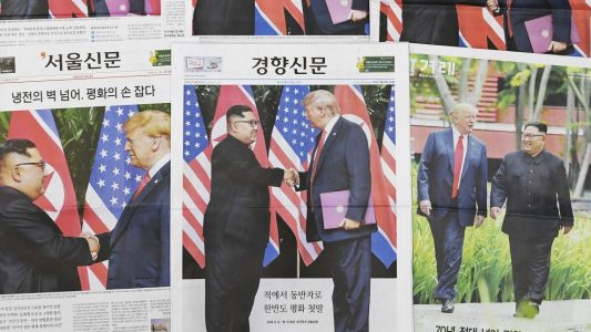 Südkoreanische Zeitungen berichten über das Gipfeltreffen von US-Präsident Trump und Nordkoreas Machthaber Kim am Vortag in Singapur. (Foto: dpa)