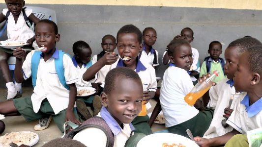 Für die Kinder in der Friedensschule in Juba gibt es fast jeden Tag Bohnen mit Reis. (Foto: Peter Pauls)