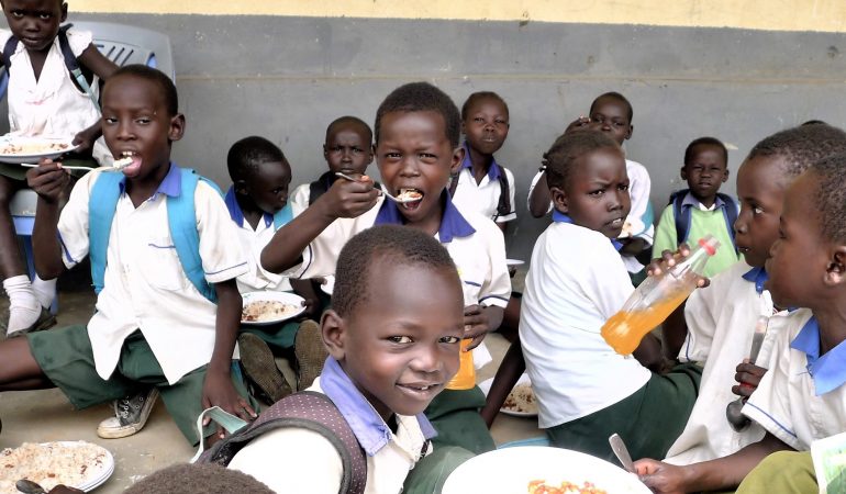 Für die Kinder in der Friedensschule in Juba gibt es fast jeden Tag Bohnen mit Reis. (Foto: Peter Pauls)