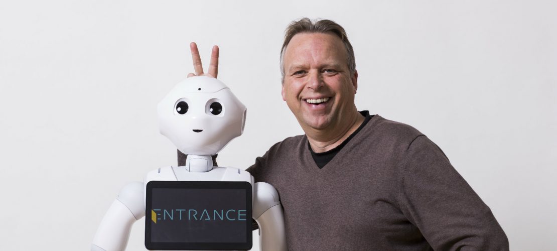 Zukunftsforscher Jörg Heynkes und sein Roboter Pepper. (Foto: Jörg Heynkes)