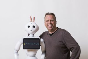 Zukunftsforscher Jörg Heynkes und sein Roboter Pepper. (Foto: Jörg Heynkes)