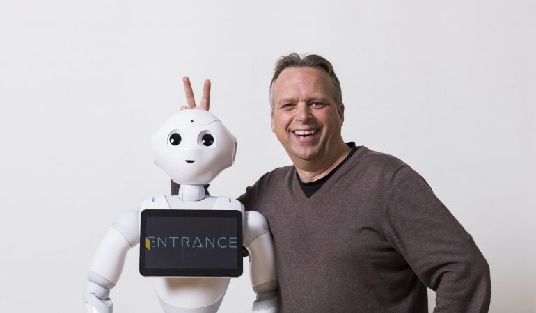 Zukunftsforscher Jörg Heynkes und sein Roboter Pepper. (Foto: Jörg Heynkes)