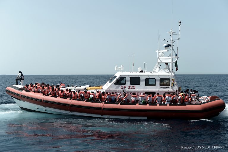 Die Aquarius wird von Ärzte ohne Grenzen und SOS Mediterranee betrieben. (Foto: Kenny Karpov/SOS) Mediterranee/dpa