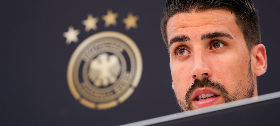 Sami Khedira spricht auf einer Pressekonferenz. (Foto: dpa)
