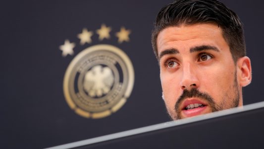 Sami Khedira spricht auf einer Pressekonferenz. (Foto: dpa)