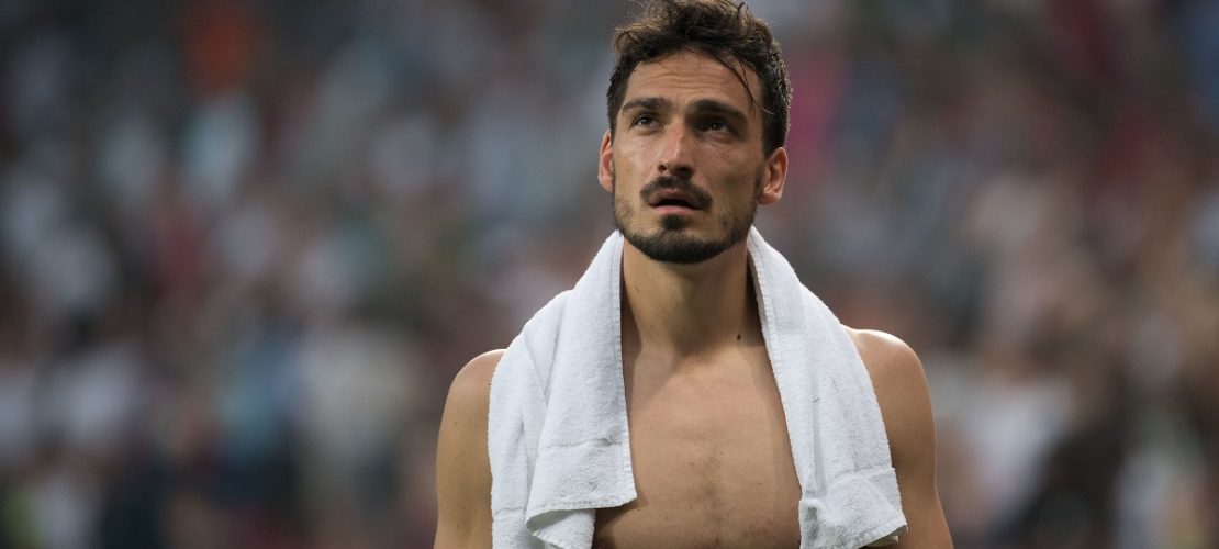 Deutschlands Mats Hummels geht nach dem Spiel gegen Saudi-Arabien vom Platz. (Foto: dpa)