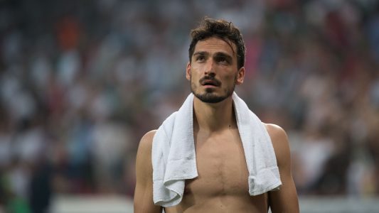Deutschlands Mats Hummels geht nach dem Spiel gegen Saudi-Arabien vom Platz. (Foto: dpa)