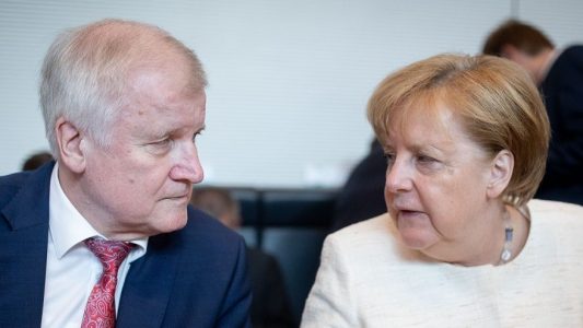 Der Streit zwischen Bundeskanzlerin Angela Merkel (CDU) und Horst Seehofer (CSU), Bundesminister für Inneres, Heimat und Bau hat einige Aufregung ausgelöst. (Foto: dpa)