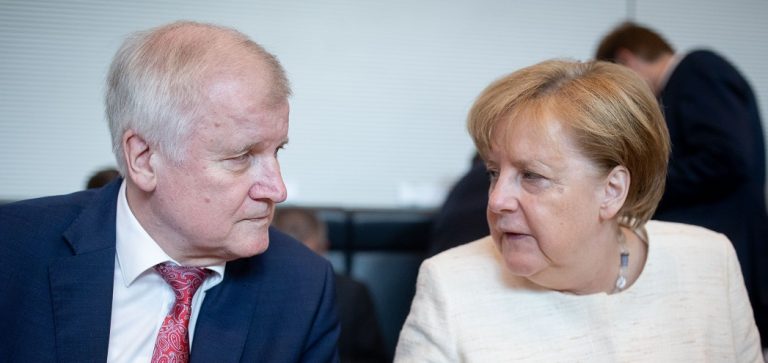 Der Streit zwischen Bundeskanzlerin Angela Merkel (CDU) und Horst Seehofer (CSU), Bundesminister für Inneres, Heimat und Bau hat einige Aufregung ausgelöst. (Foto: dpa)