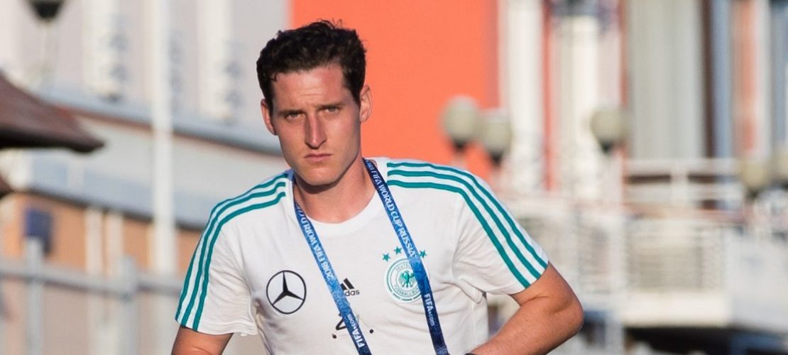 Sebastian Rudy auf dem Weg zum Teamhotel. (Foto: dpa)