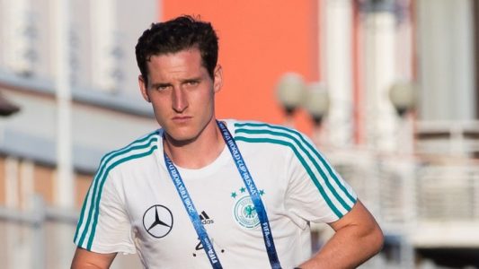 Sebastian Rudy auf dem Weg zum Teamhotel. (Foto: dpa)