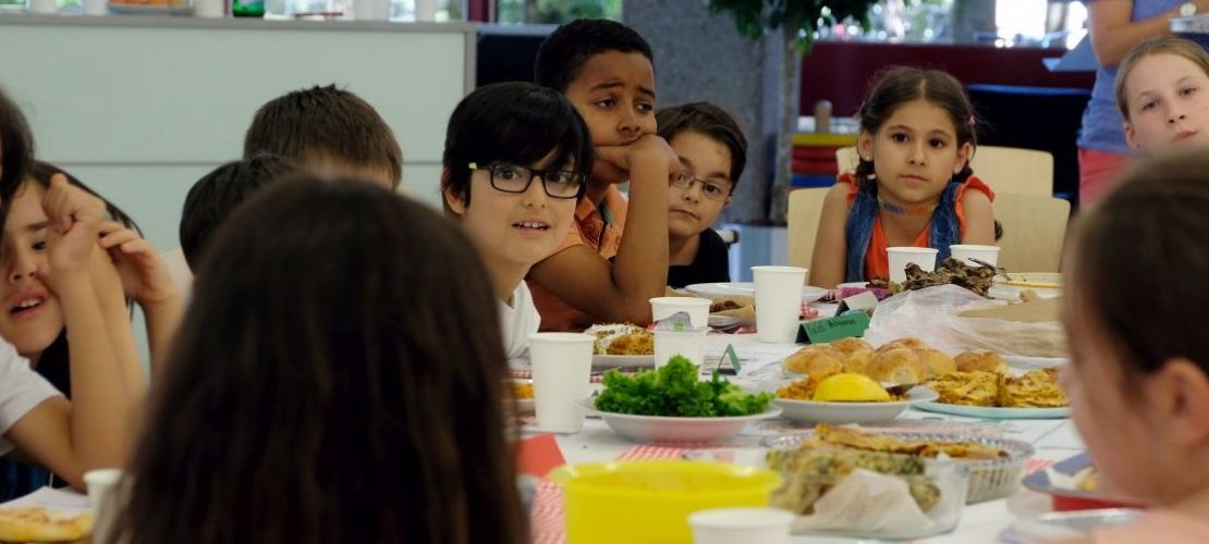 16 Kinder aus der dritten Klasse der KGS St. Mauritius und aus der ersten Klasse der GGS Ahlwipp haben sich mit dem Buch 