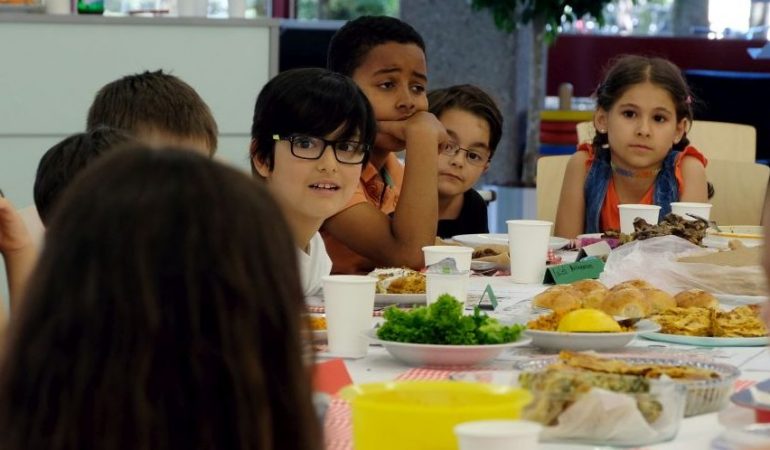 16 Kinder aus der dritten Klasse der KGS St. Mauritius und aus der ersten Klasse der GGS Ahlwipp haben sich mit dem Buch 