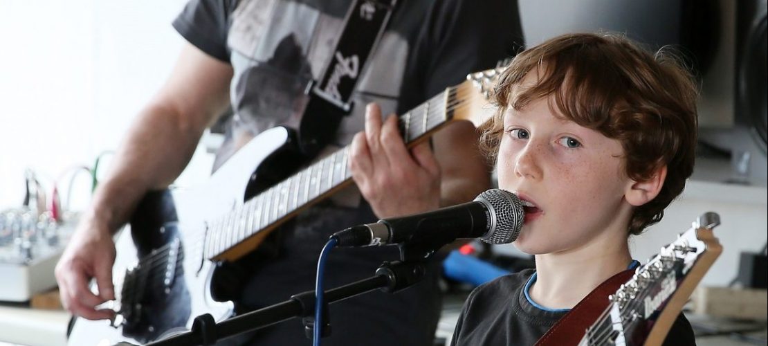 Julian singt in der jüngsten Kinderband Deutschlands: 