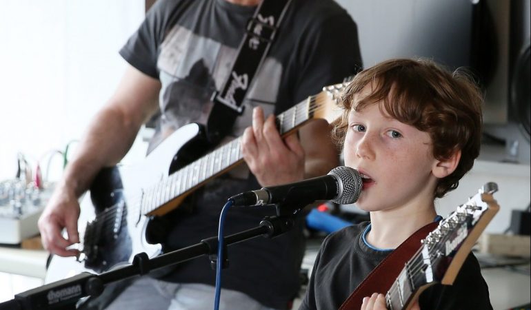 Julian singt in der jüngsten Kinderband Deutschlands: 