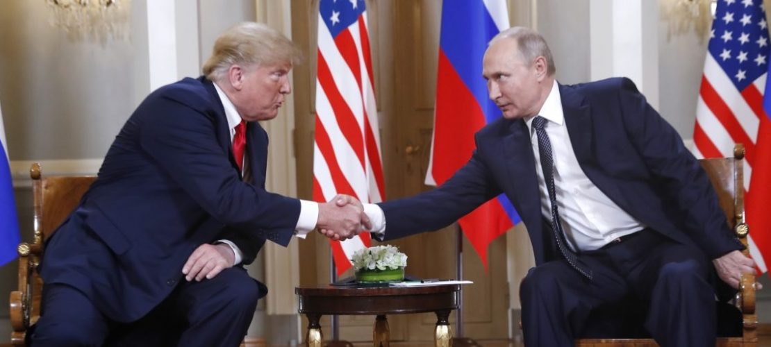 Was soll uns dieser Händedruck sagen? Experten versuchen sich an Interpretationen. (Foto: dpa)