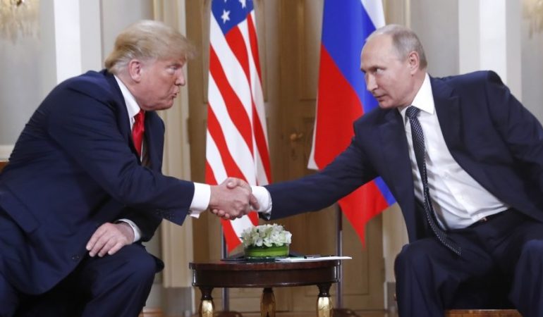 Was soll uns dieser Händedruck sagen? Experten versuchen sich an Interpretationen. (Foto: dpa)