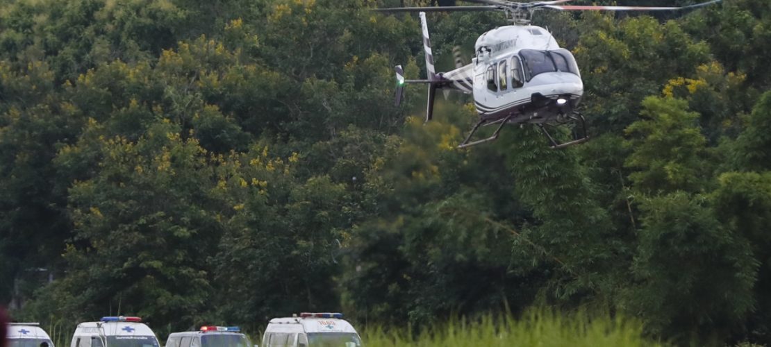 Nach der Rettung ging es für die Jugendlichen erst mal ins Krankenhaus. Foto: Vincent Thian/AP/dpa