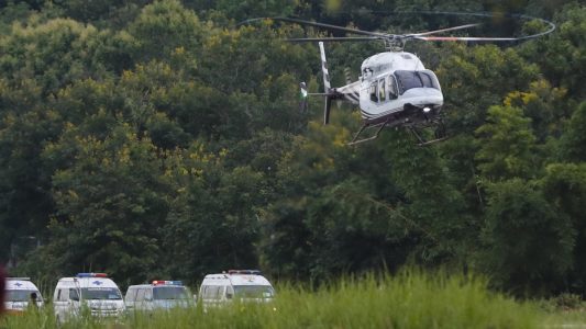 Nach der Rettung ging es für die Jugendlichen erst mal ins Krankenhaus. Foto: Vincent Thian/AP/dpa