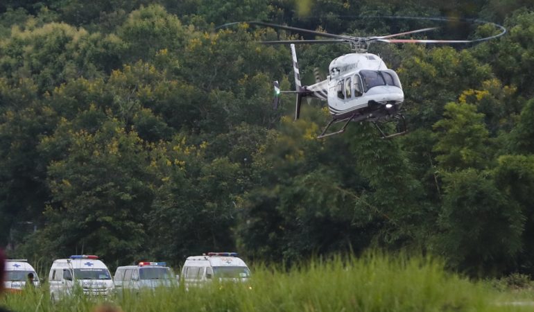 Nach der Rettung ging es für die Jugendlichen erst mal ins Krankenhaus. Foto: Vincent Thian/AP/dpa
