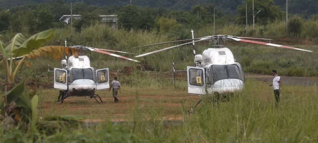 In der Nähe der Höhle stehen Hubschrauber, um die geretteten Kinder ins Krankenhaus zu bringen. (Foto: AP/dpa)